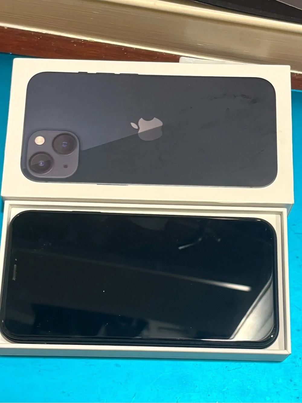 Apple iPhone 13 in Midnight Black